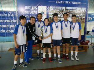 2013: Rhendrick (ao lado direito do professor Alexandro) participa de evento promovido pelo Núcleo Central – Curitiba/PR do projeto Núcleos de Iniciação ao Voleibol no Paraná (hoje projeto Vôlei em Rede).
