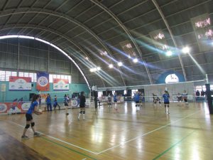 Jogos acirrados animam adolescentes do projeto Vôlei em Rede durante competição realizada no Núcleo Central – Curitiba/PR.