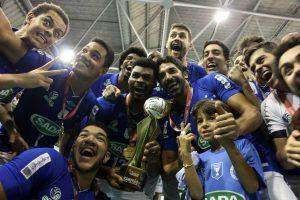 Levantador do Sada Cruzeiro (na ponta esquerda) participa das categorias infanto-juvenil, juvenil e adulto do time.