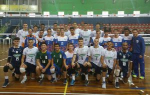 Alunos da categoria Super Vôlei do Núcleo Central – Curitiba/PR jogam com grandes times do esporte, como o Sada Cruzeiro/MG, fazem amizades e trocam experiências.