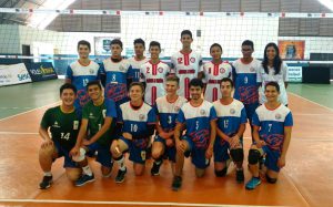 De uniforme branco e vermelho, ex-alunos do Núcleo Dirceu Cordeiro – Itu/SP do projeto Vôlei em Rede representam equipe da cidade na Taça e encontram colegas de Curitiba.