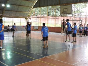 Partidas com caráter competitivo animam encontro entre os núcleos Cianorte e Maringá do projeto Vôlei em Rede no Paraná.