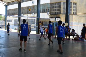 Partidas de minivôlei animam evento e promovem interação entre a garotada.