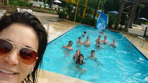 Alunos do Núcleo Guarapuava/PR do projeto Vôlei em Rede aproveitam parque aquático com a professora Valdinéia Lemos.