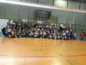 Cerca de 140 alunos do projeto Vôlei em Rede se reúnem para praticar minivôlei e se divertir.