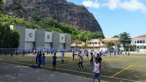 Jogos de minivôlei favorecem a integração entre alunos de núcleos diferentes.
