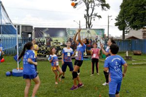 Além dos jogos de minivôlei, participantes se divertem em várias outras atividades promovidas, como o volagua (brincadeira com bexigas d'água).