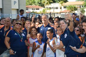 Diretor-presidente do Instituto Compartilhar, o técnico multicampeão Bernardinho, participa do Festival de Encerramento dos 14 Núcleos Rio/RJ do projeto Vôlei em Rede.
