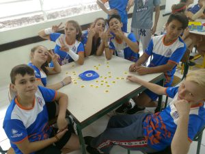 Além de voleibol, crianças aproveitam para interagir com outras atividades e também praticar os valores aplicados.