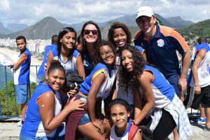 Vista deslumbrante: caminhada ecológica leva crianças e adolescentes ao topo do morro do Leme.